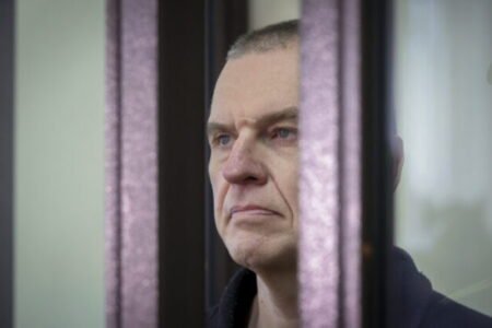 Andrzej Poczobut si po prepustení z väzenia prevzal v Európskom parlamente Sacharovovu cenu