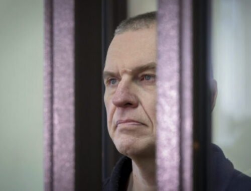 Andrzej Poczobut si po prepustení z väzenia prevzal v Európskom parlamente Sacharovovu cenu