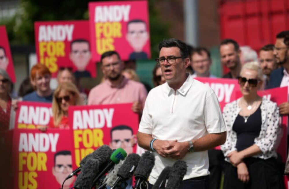 Populárny Andy Burnham sa vracia na politickú scénu a mieri na Downing Street