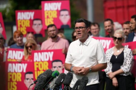 Populárny Andy Burnham sa vracia na politickú scénu a mieri na Downing Street