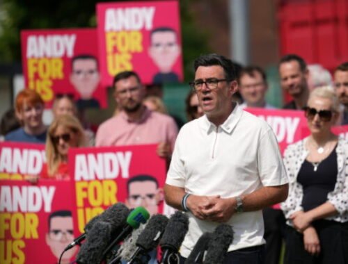 Populárny Andy Burnham sa vracia na politickú scénu a mieri na Downing Street