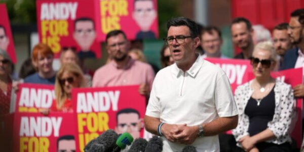 Populárny Andy Burnham sa vracia na politickú scénu a mieri na Downing Street