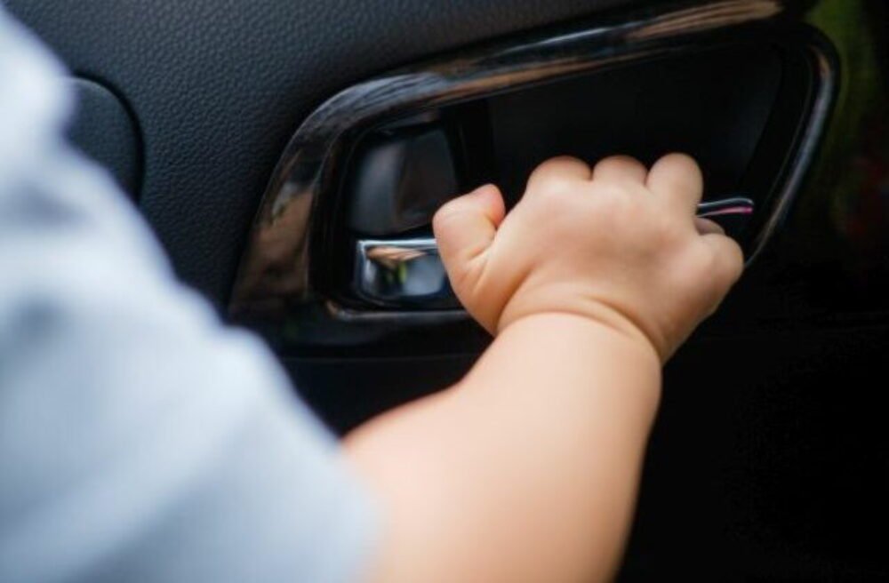 73245_dieta-v-aute-640x420.jpg Nenechávajte deti ani zvieratá v autách. Polícia spúšťa s príchodom horúčav preventívnu kampaň