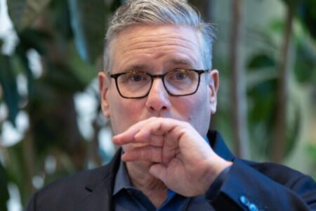 Starmer zvažuje svoju budúcnosť, tlak na jeho odstúpenie po víťazstve Burnhama rastie