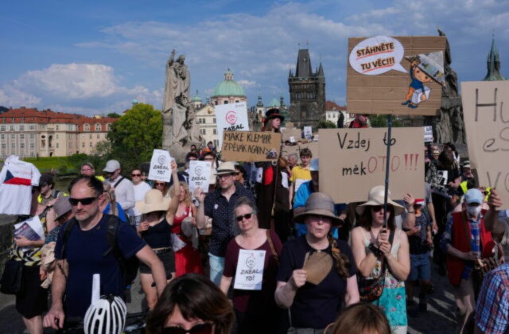73370_czech_republic_protest_19251-640x420.jpg Tisíce ľudí vyšli v Prahe do ulíc na obranu verejnoprávnych médií, žiadajú odchod ministra kultúry
