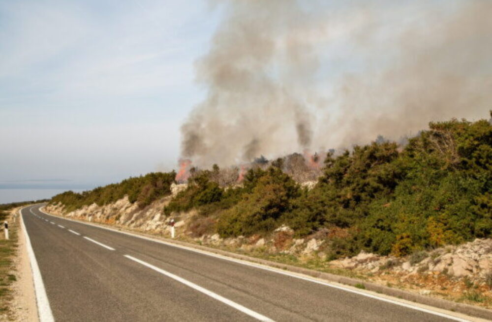 73521_gettyimages-670096524-640x420.jpg Hasiči v Chorvátsku bojovali s rozsiahlymi požiarmi pri Trogire aj na Hvare. Pomáhali aj s opuchnutými prstami
