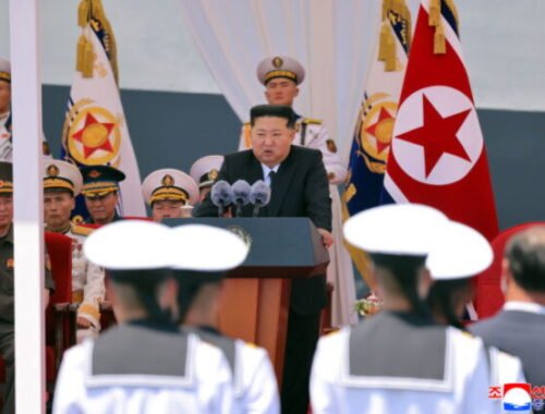 Kim Čong-un avizuje výstavbu 10-tisíctonových vojnových lodí a jadrové vyzbrojenie námorníctva