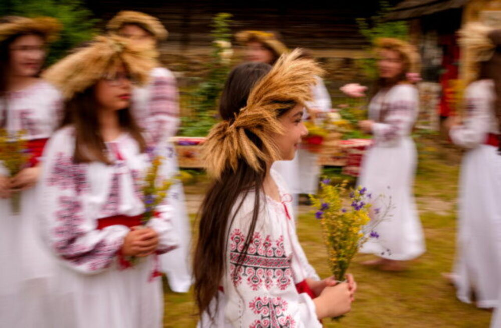 Top foto dňa (24. jún 2026): Oslava letného slnovratu, pastieri, sprievod Muharram, čmeliak a letné horúčavy