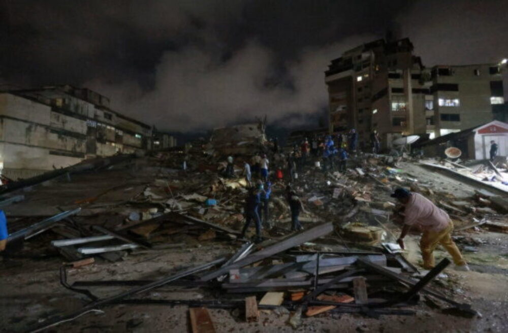 Top foto dňa (25. jún 2026): Zemetrasenie vo Venezuele, zrúteny útes vo Francúzsku a stavanie hniezda