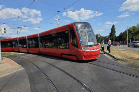 Pri železničnej stanici Nové mesto v Bratislave sa vykoľajila električka