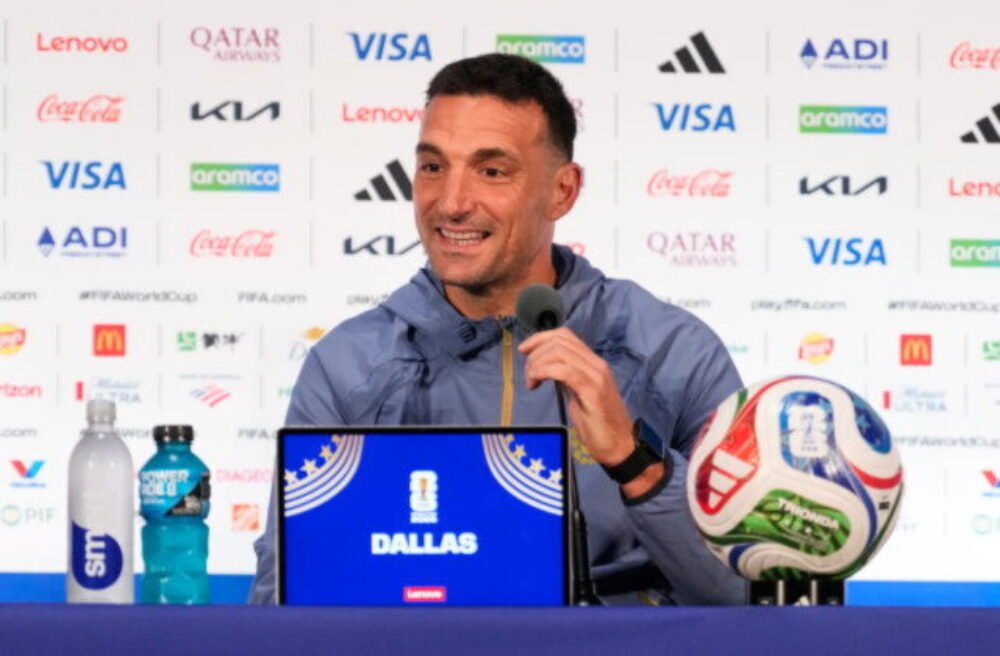 Scaloni nechcel prezradiť, že Messi nebude hrať. Zmenil to 91-ročný novinár, ktorého si váži