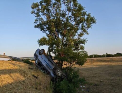 Diaľničná polícia mala nehodu pri presune k pokazenému autu, skončila prevrátené na streche mimo vozovky – FOTO