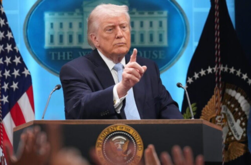 Irán pokračuje v útokoch na americké ciele, Trump sa vyhrážal jeho úplným zničením