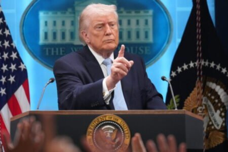 Irán pokračuje v útokoch na americké ciele, Trump sa vyhrážal jeho úplným zničením