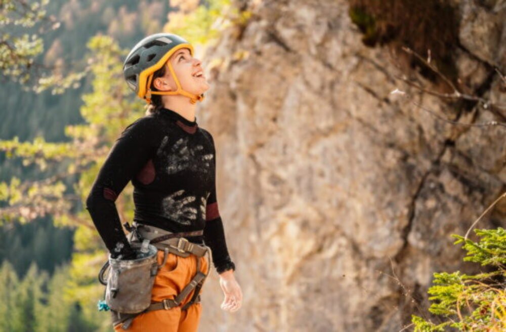 74076_climber-wearing-climbing-equipment-practicing-rockclimbing-rock-mountain-wall-climbing-sports-bouldering-concept-rock-climber-climbs-rocky-wall-640x420.jpg Veľké zážitky, malé obavy: MetLife v lete bezplatne kryje aj adrenalínové športy