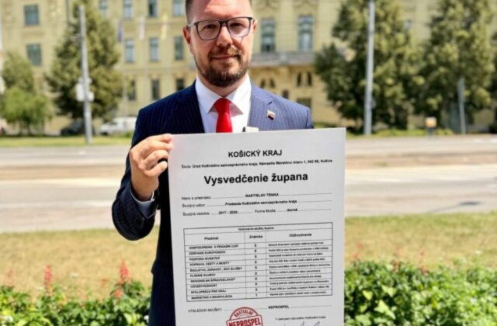 Päťky a jedna jednotka. Šimko vystavil vysvedčenie županovi Trnkovi – FOTO