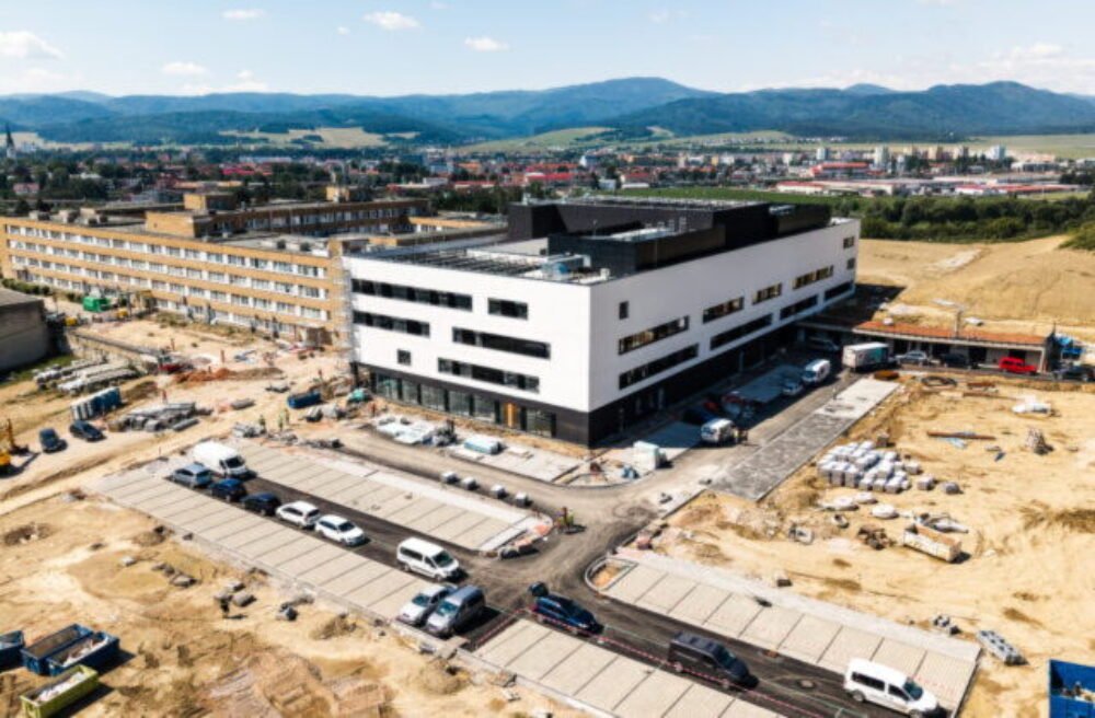 Nový pavilón spišskonovoveskej nemocnice má dokončenú fasádu. Výstavba naďalej pokračuje s časovým predstihom 