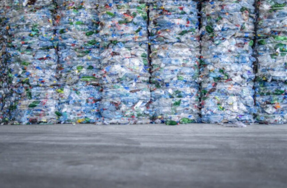 Brusel povolil širšie využívanie chemickej recyklácie pri výrobe plastových fliaš