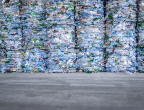 Brusel povolil širšie využívanie chemickej recyklácie pri výrobe plastových fliaš