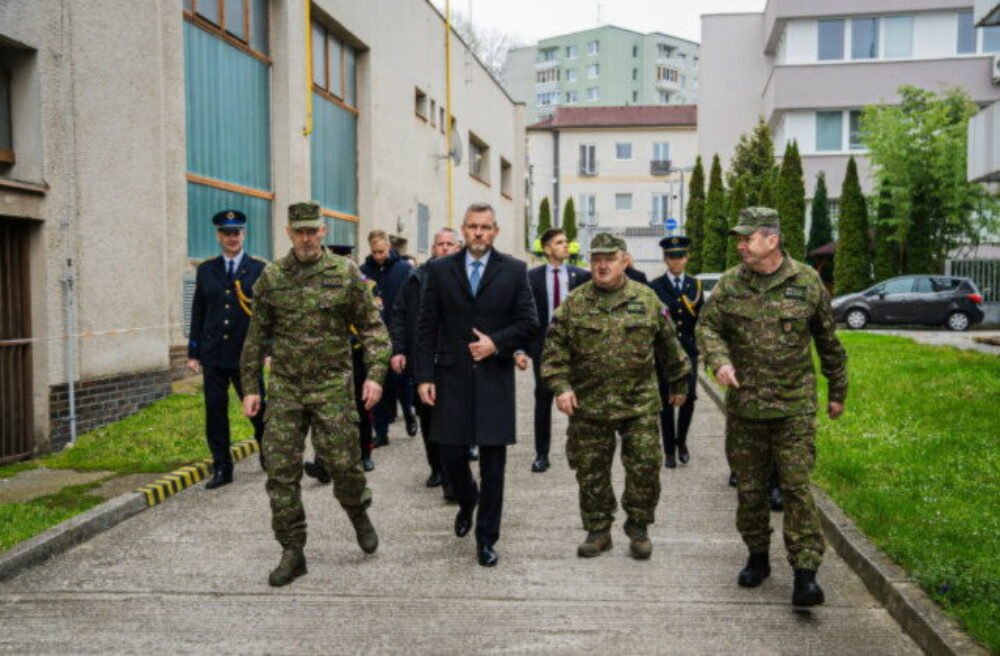 74344_pelle4-640x420.jpg Do hodnosti poručík vymenovali 103 absolventov, Pellegrini apeluje na pripravenosť na nové bezpečnostné hrozby – VIDEO