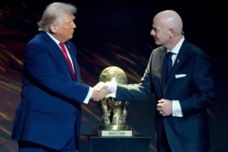 Európski poslanci žiadajú FIFA o prešetrenie vyšetrovanie Infantina za udelenie cenymieru Trumpovi