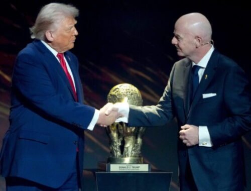 Európski poslanci žiadajú FIFA o prešetrenie vyšetrovanie Infantina za udelenie cenymieru Trumpovi
