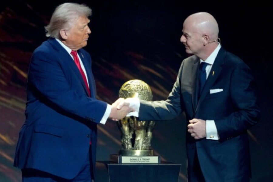 Európski poslanci žiadajú FIFA o prešetrenie vyšetrovanie Infantina za udelenie cenymieru Trumpovi