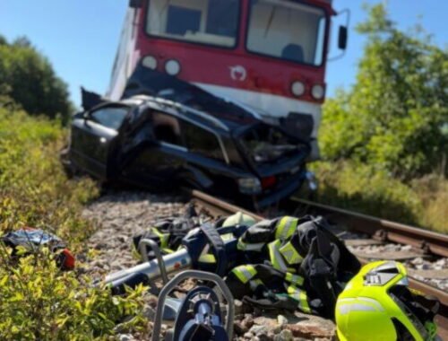Tragická nehoda na železničnom priecestí v obci Svinná, 43-ročná vodička na mieste zomrela – FOTO