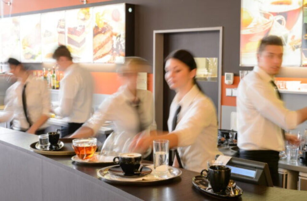 74431_thinkstockphotos-177853320-640x420.jpg Letná sezóna je v plnom prúde, platy v gastre sa pohybujú od minima až po tisíce eur mesačne