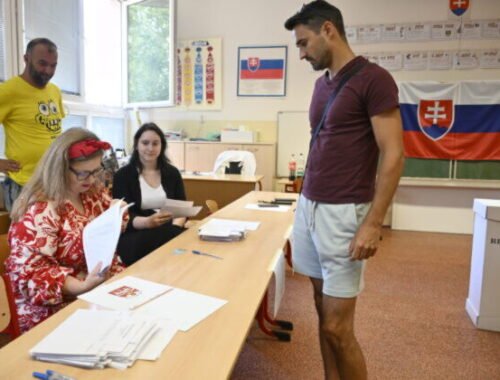 Top foto dňa (4. júl 2026): Referendum 2026, plavba lodí a tibetské deti hrajú futbal