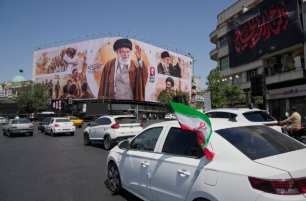 74491_iran_khamenei_funeral_19_13-640x420.jpg Príde aspoň na pohreb? Pri rakve Alího Chameneího sa ukázali jeho traja synovia, Modžtaba opäť chýbal