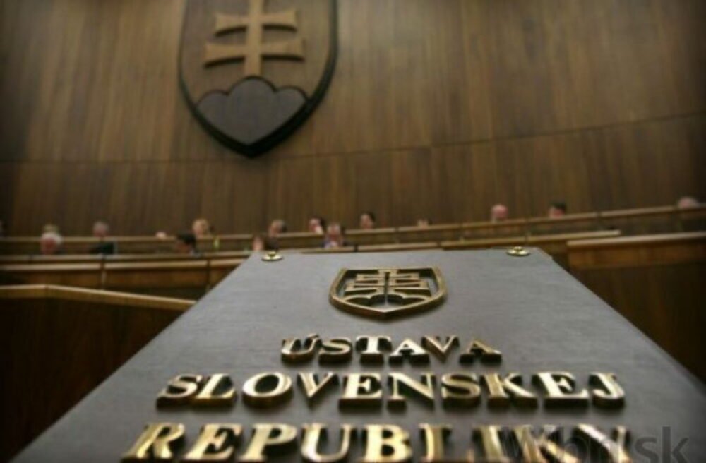 74711_ustava-676x500-1-640x420.jpeg Anticena Homofób roka patrí 90 poslancom za novelu Ústavy SR, výrazne predbehli Huliaka či Uhríka