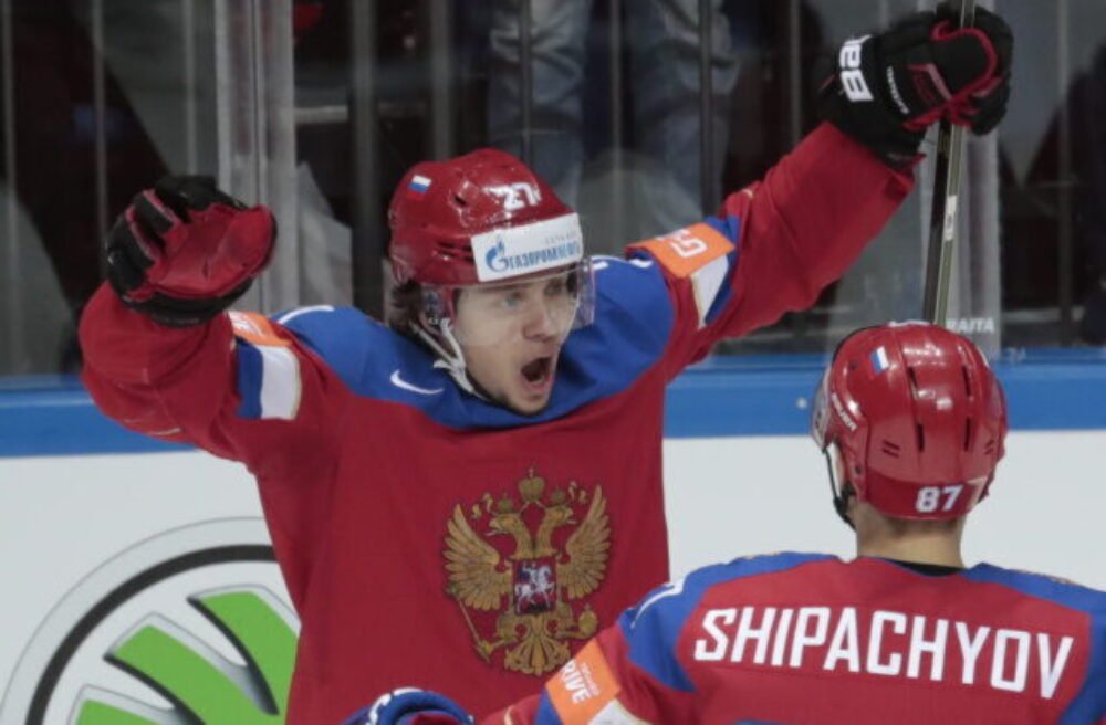 Neobvyklé riešenie na zahnanie zdravotného problému. Panarin počas zápasu pije whisky – VIDEO