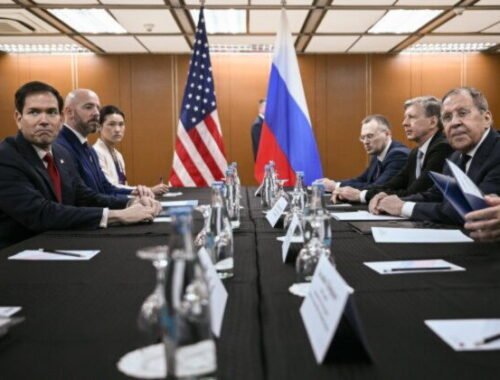 Lavrov varoval USA pred dodávkami zbraní Kyjevu, Európu obvinil zo snahy o strategickú porážku Ruska