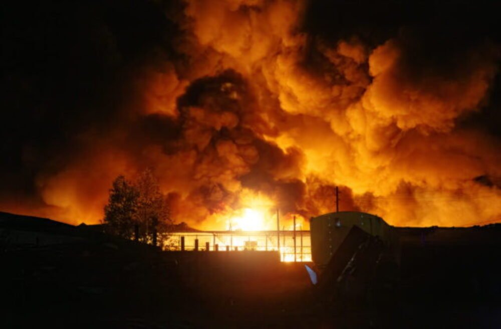 75018_gettyimages-2176971000-2-640x420.jpg Ukrajinské drony zasiahli sklad pri Petrohrade, po útoku vypukol požiar