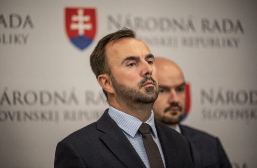 75057_669505593ffaf444196060-640x420.jpg Kišš upozornil na premrštené platy asistentov poslancov Hlasu, koaličná strana obvinenia progresívcov odmieta