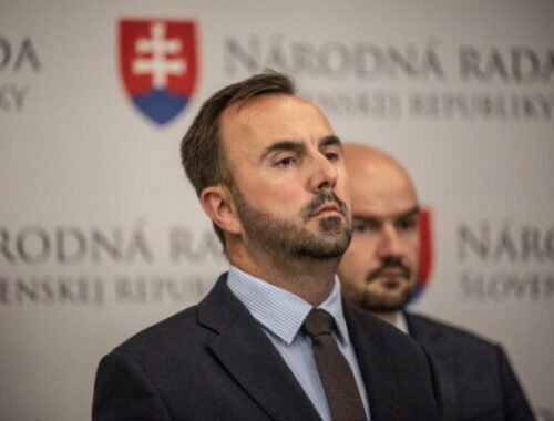 Kišš upozornil na premrštené platy asistentov poslancov Hlasu, koaličná strana obvinenia progresívcov odmieta