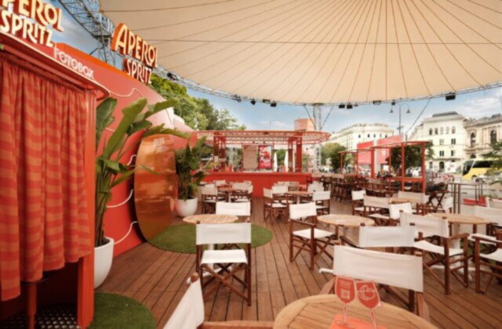 Kúsok Talianska len hodinu od Bratislavy. Vo Viedni opäť ožíva Aperol Spritz Piazza