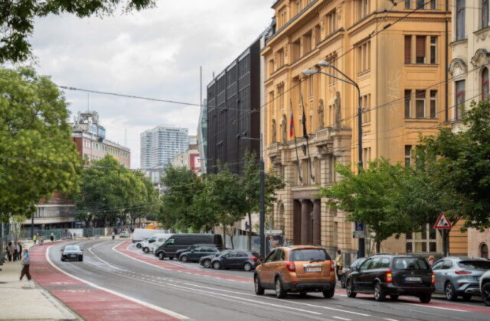 Bratislava otvorila prvú časť Živého námestia. Námestie SNP prešlo výraznou premenou – FOTO