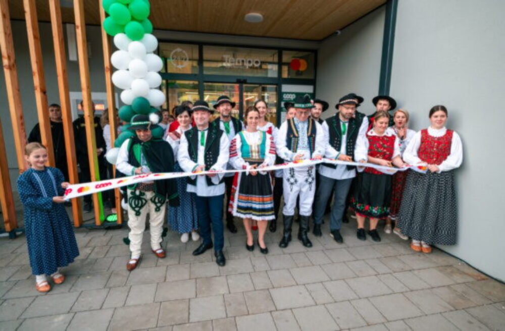 Goralské kroje zaplnili najväčšiu nonstop predajňu COOP Jednota Tempo SUPERMARKET 24/7 na Slovensku. V Zákamennom vznikol prvý COOP rekord