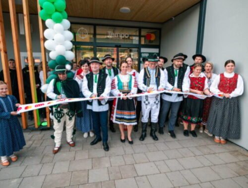 Goralské kroje zaplnili najväčšiu nonstop predajňu COOP Jednota Tempo SUPERMARKET 24/7 na Slovensku. V Zákamennom vznikol prvý COOP rekord