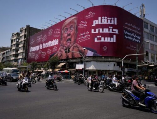 Top foto dňa (27. júl 2026): Bilboard Trumpa, lesný požiar, prezident SR v Číne a dievča na hojdačke