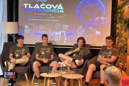 Robot moderoval tlačovú konferenciu. Slovensko zažilo premiéru, aká tu ešte nebola
