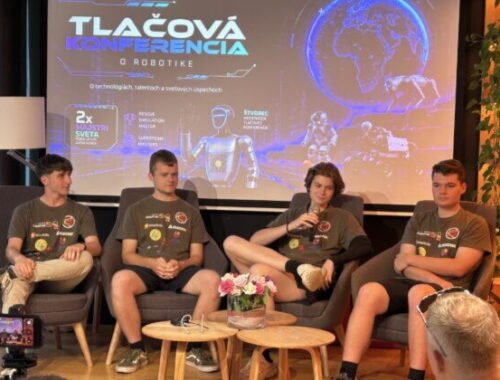 Robot moderoval tlačovú konferenciu. Slovensko zažilo premiéru, aká tu ešte nebola