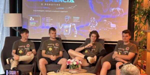 Robot moderoval tlačovú konferenciu. Slovensko zažilo premiéru, aká tu ešte nebola