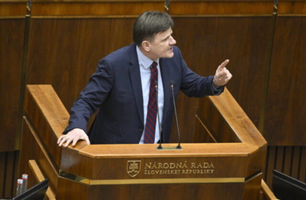 Hlina: Je prejavom neúcty k voličom, že poslanci odišli na letnú pauzu napriek tomu, že si neurobili svoju prácu – VIDEO