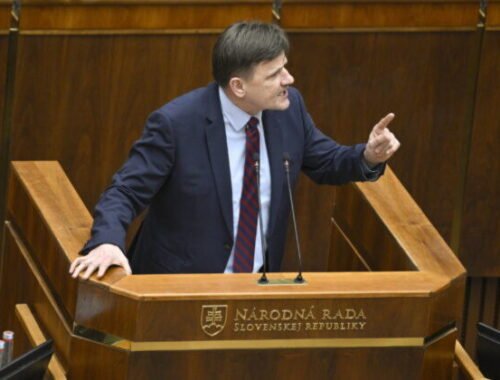 Hlina: Je prejavom neúcty k voličom, že poslanci odišli na letnú pauzu napriek tomu, že si neurobili svoju prácu – VIDEO