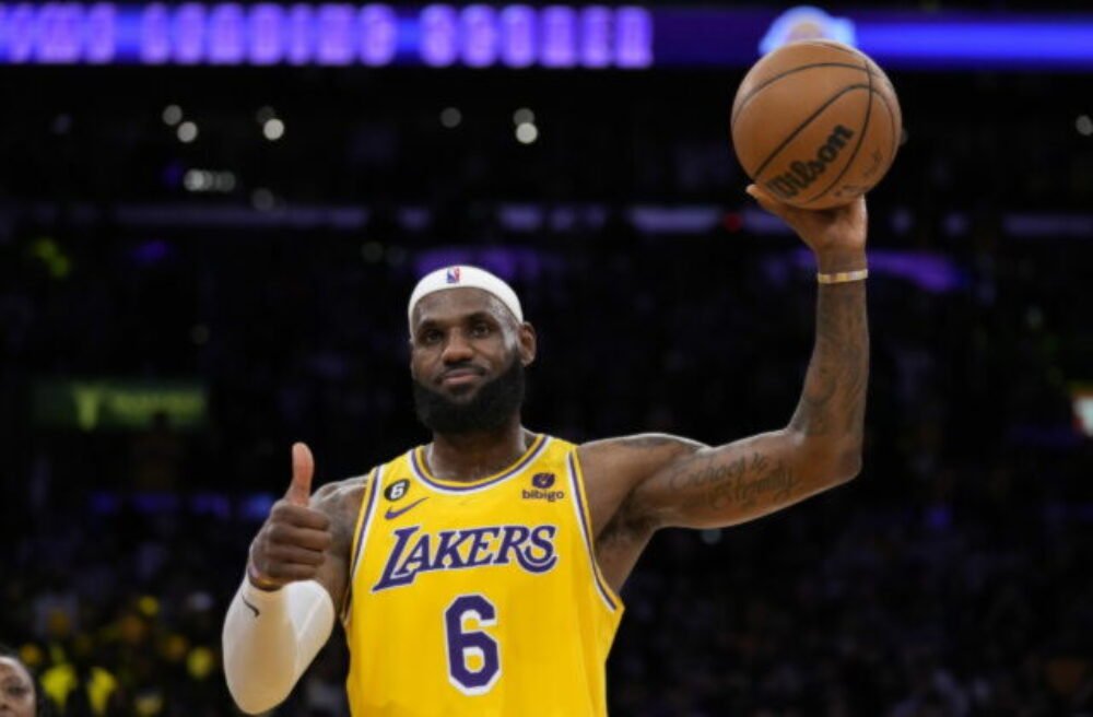 LeBron James oficiálne podpísal zmluvu s Philadelphiou 76ers, v klube snívajú o titule