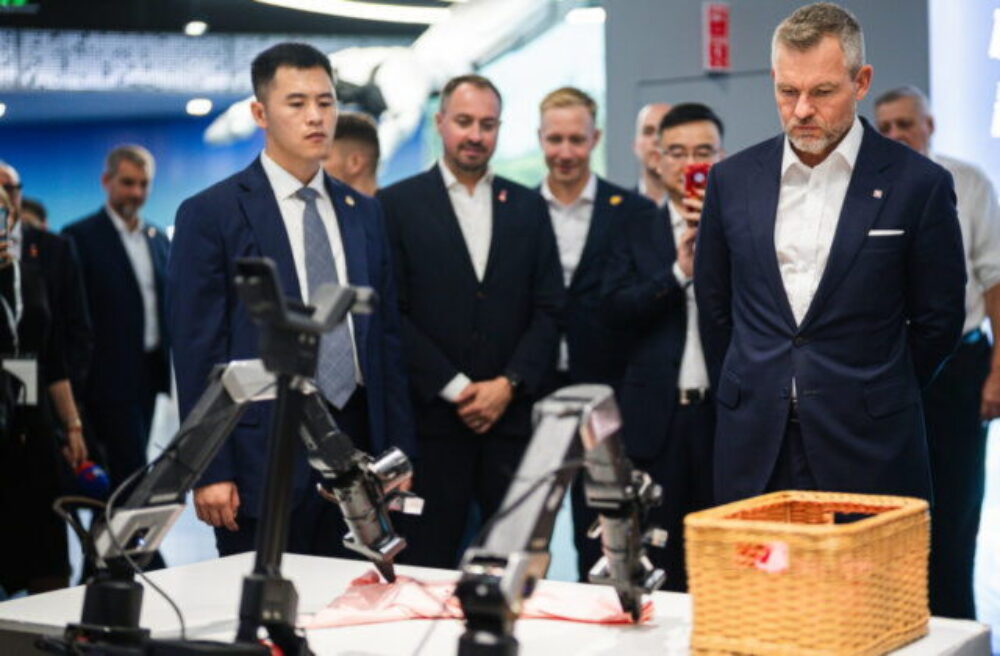 Pellegrini navštívil v Pekingu aj technologické centrum, zaujali ho najmä roboty používané v zdravotníctve