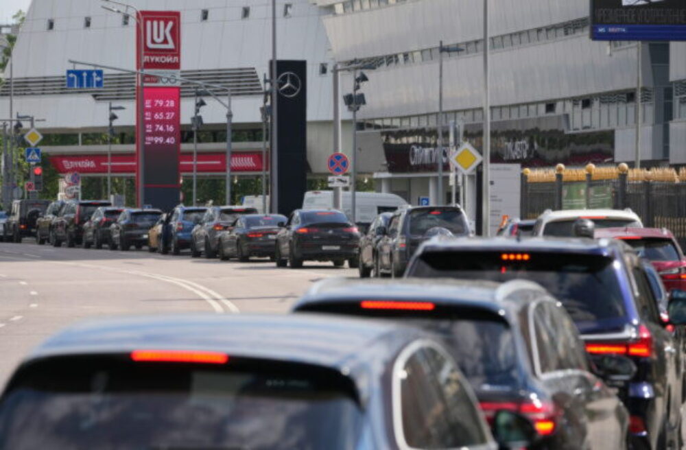 75353_russia_fuel_shortages_29718-1-640x420.jpg Rusko postupne ruší obmedzenia predaja pohonných hmôt po ukrajinských útokoch